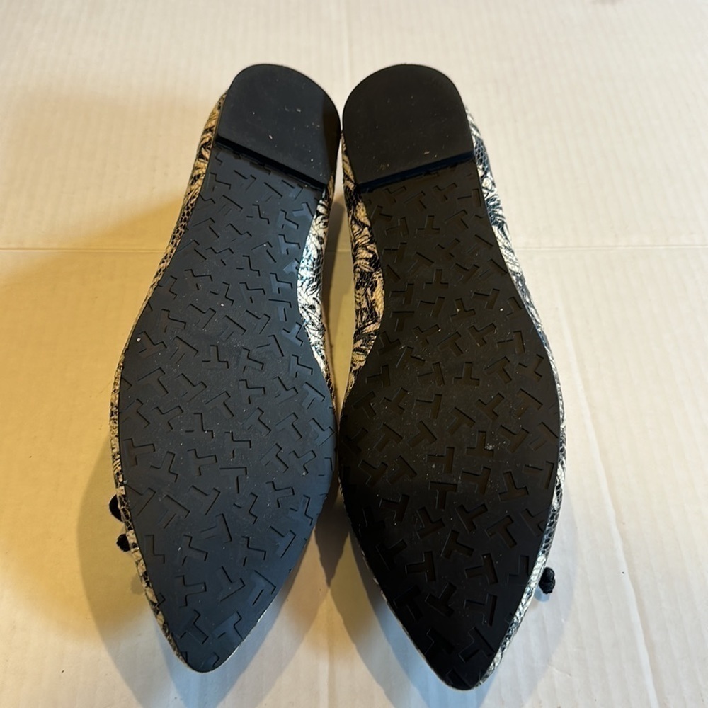 Tahari Blossom flat pointy shoe with bow in black and floral off white flowers - Picture 5 of 8